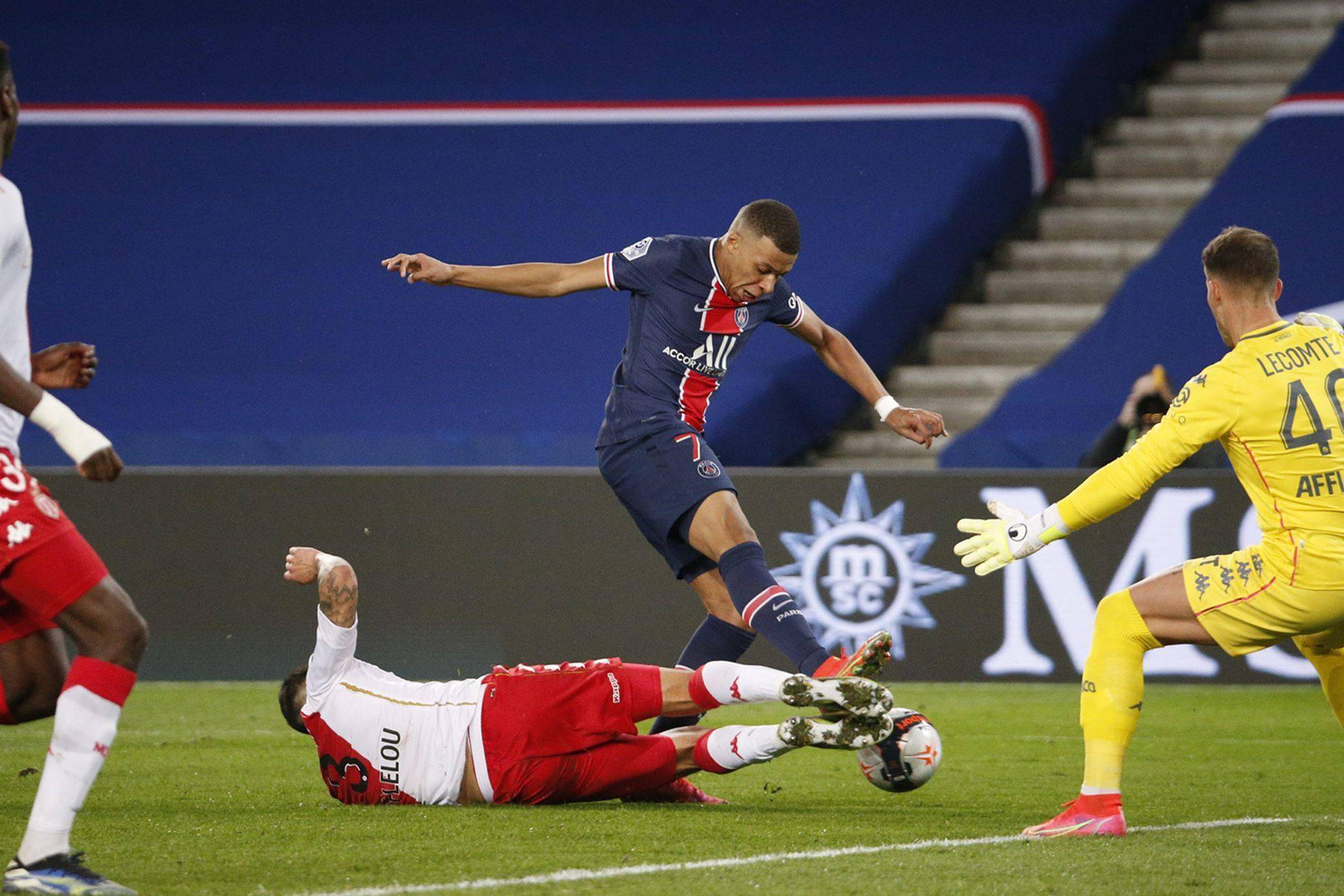 问鼎国际-风云突变！摩纳哥赛后门线救险，欧冠版图或变，球迷炸锅，身体对抗强度拉满的简单介绍