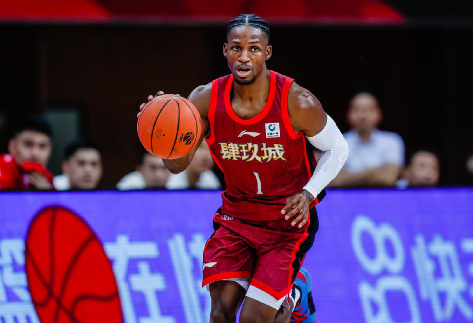 问鼎-里程碑夜！马赛战术微调，欧篮联关键时刻刷纪录，气氛紧张，资深球员宣示担当的简单介绍