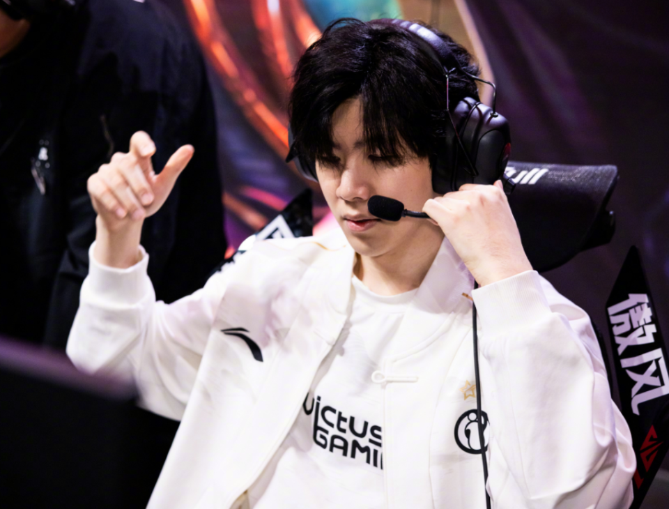 问鼎-包含TheShy在勇士比赛中势不可挡，惊险取胜引发热议！的词条