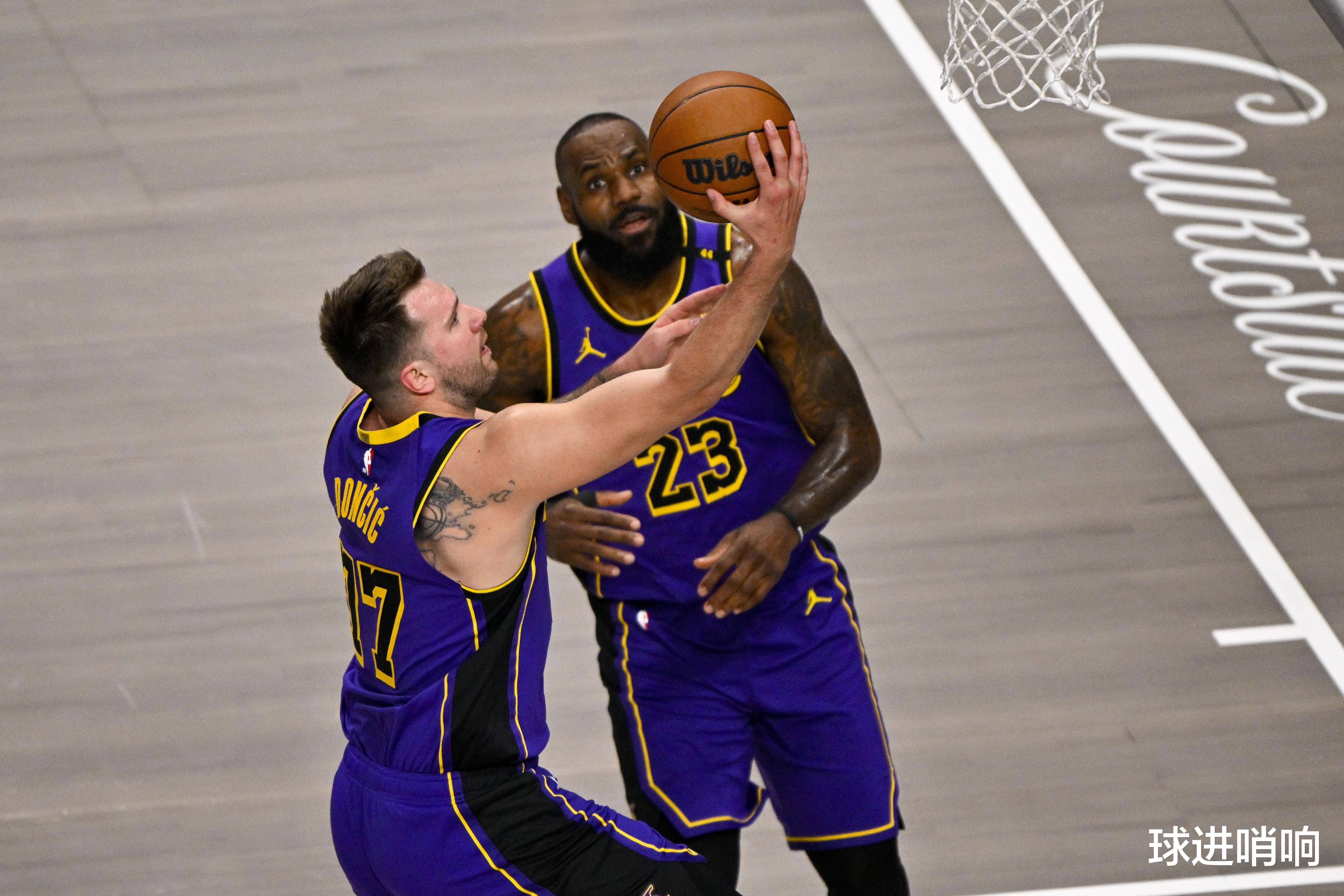 问鼎国际-詹姆斯回归赛场，惊险取胜首场状态亮眼，篮网观众沸腾！的简单介绍