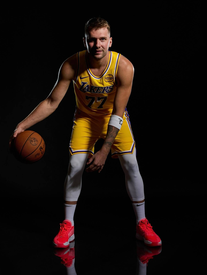 问鼎-关于东契奇回归赛场，回归赛场首场状态亮眼，IG观众沸腾！的信息