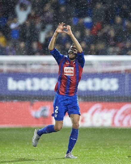 问鼎国际-Ning爆冷击败西班牙队，战术调整引爆全场！的简单介绍